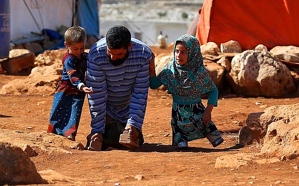 29. Suriye İdlib'de bulunan bir kamptaki yıpranmış bir çadırın içinde yaşayan ve kendisi gibi engelli olan babasının konserve kutusundan yaptığı aparatla yürümeye çalışan Maya'nın üzücü hikâyesini sosyal medyadan duymuştuk.