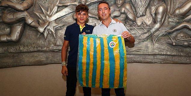 34. Fenerbahçe Kulübü, maddi durumu yetersiz olduğu için poşetten sarı-lacivertli forma yapan Bayram için çok hoş bir jest yapmış ve kendisini Şükrü Saracoğlu'nda ağırlamıştı.