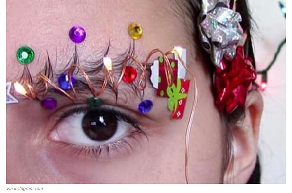 7. Сейчас внимание: Эта девушка приклеила на свои брови настоящую гирлянду. Красиво, но от розетки далеко не уйдешь.