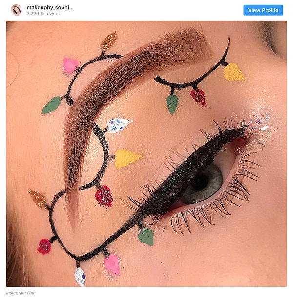 2. В этом году блогеры пошли дальше: вместо простого взлохмачивания бровей, дабы они напоминали лесную красавицу, можно позволить себе нарисовать крошечную гирлянду. Ну, гуашью, например:)