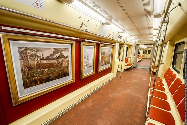 Внутри «Акварели» сидения и окна расположены только с одной стороны, а на другой висят фотографии картин в подсвечивающихся рамах.