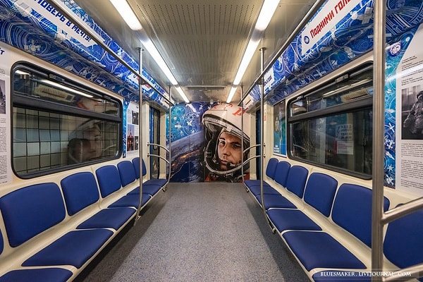 Четвертый вагон демонстрирует фотографии спутников, пятый - советские достижения в области их изучения.