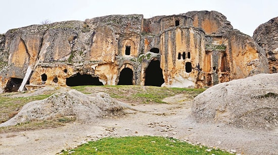Vandallığın Bu Kadarı: Defineciler Frig Vadisi’ndeki Tarihi Kilisenin Duvarlarını Dinamitle Patlatmış!