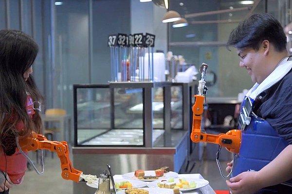 Bir robotik kolu kullanmak varken, yemek yemek için ellerimizi neden kullanalım?