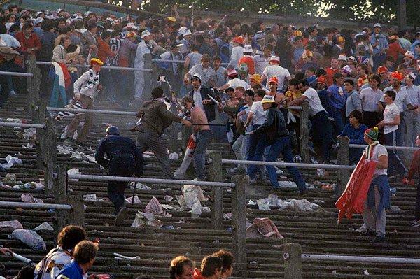 1989 FA Cup yarı finaline sahne olan Hillsborough’da yaşanan facia çoğu kişinin hafızasında şiddet yanlısı holiganların taşkınlık yapması ve bunun sonucunda onlarca kişinin ölmesi olarak kalmıştır.