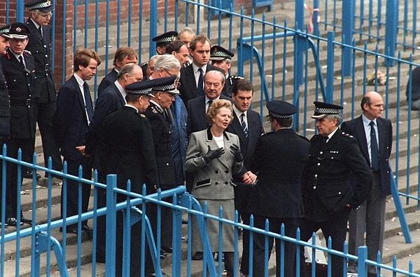 O dönem İngiltere başbakanı “Demir Lady” ünvanlı Margaret Thatcher’dır. Bir futbol maçı için istifa etmeyi asla kabul edemeyecek yapıda olduğu için olayın üstünü örtmeyi ve manipüle etmeyi tercih etmiştir.