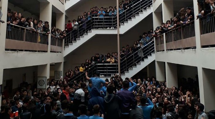 Bunu da Gördük! Tacizci Öğretmenin Görevine Devam Etmesini Protesto Eden Öğrencilere Uzaklaştırma Cezası