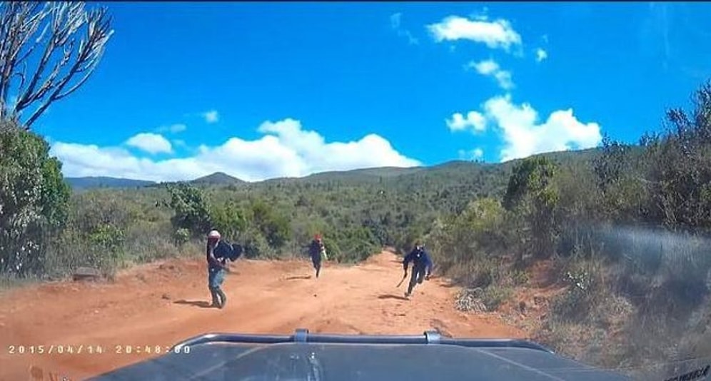 Korku Filmi Gibi: Issız Bir Yolda Elleri Palalı Saldırganlar Tarafından Önleri Kesilen Çift