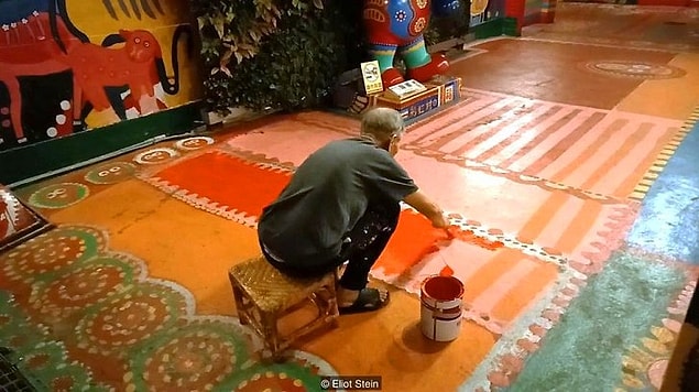 Bugün Rainbow Village’ı ziyaret edenler eli fırça tutan ve gülümseyen eski bir askerin eserleri arasında keyifli vakit geçiriyor.