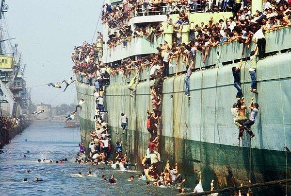 3. 8 Ağustos 1991'de İtalyan Bari Limanı'nda Vlora isimli kargo gemisindeki Arnavut mülteciler.