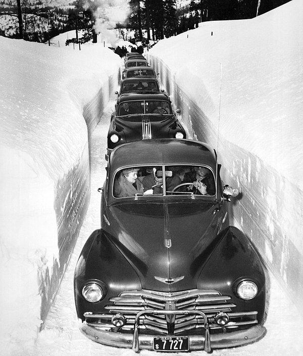 13. 1952 yılında Idaho'da karda sıkışıp kalan arabalar.