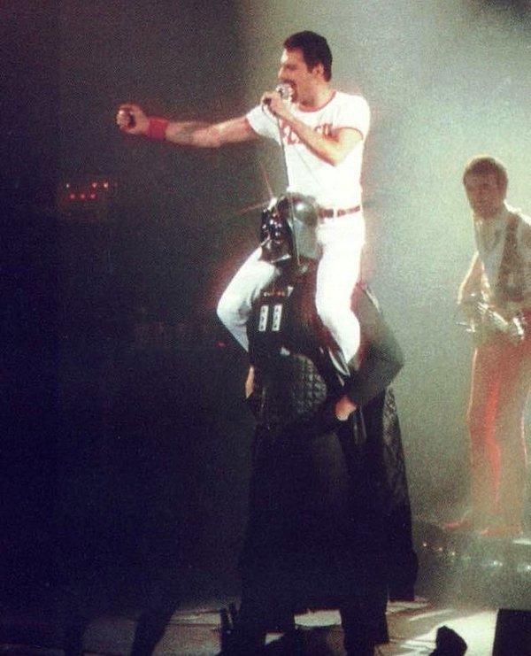 20. Freddie Mercury, Darth Vader'ın sırtında!