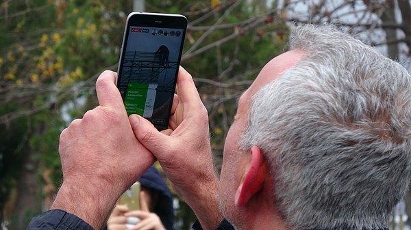 Çok sayıda vatandaş cep telefonlarıyla video çekerken, bazıları yolun kapanmasına tepki gösterdi.