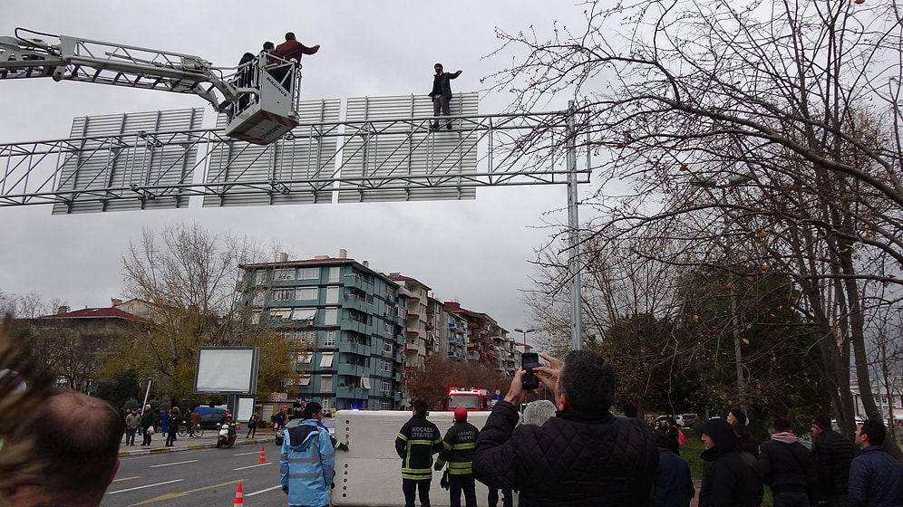 İzmit'te İntihar Girişiminde Bulunan Vatandaş, Toplanan Meraklı Kalabalığa 'Fener Kümeye' Sloganı Attırdı