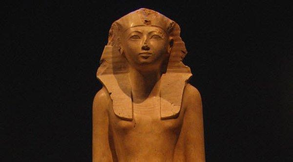 5. II. Thutmose'un dul kalan eşi Hatshepsut, önce genç üvey oğlu üzerinden ardındansa firavun olarak hüküm sürdü.