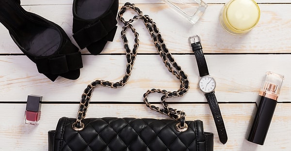 3. Какой аксессуар завершает образ?