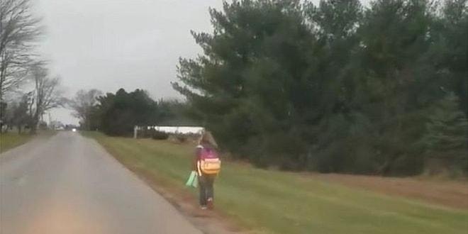 Servisten Atılan 10 Yaşındaki Kızına 8 Kilometre Boyunca Yürüme Cezası Verdi: 'Zorbalık Kabul Edilemez'