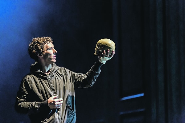 6. Напомним, что Бенедикт Камбербэтч исполнил главную роль в спектакле «Гамлет» на сцене лондонского театра Barbican в 2015 году