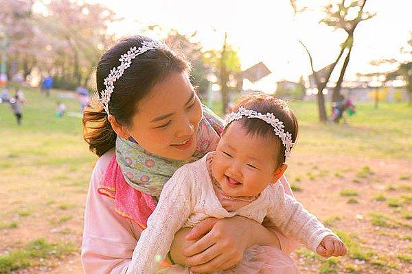 Bebeklerini kucaklarından indirmeyen ve fiziksel olarak sürekli iletişim halinde olan Koreliler, ikinci aydan itibaren bebeklerine İngilizce öğretmeye çalışıyorlar.