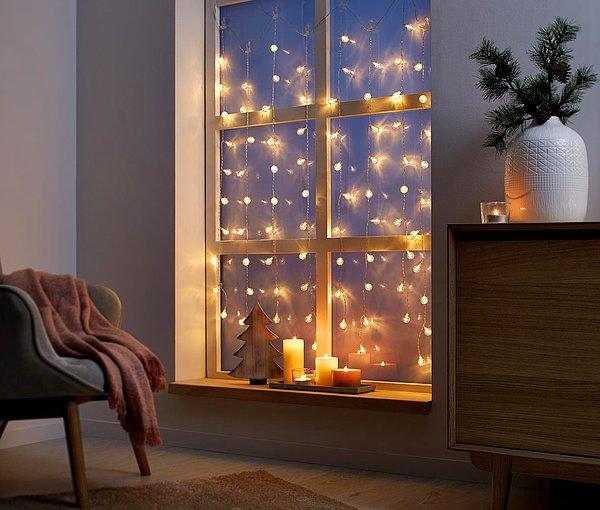 1. Işık zincirlerini evinizin pencerelerinde kullanarak hem içeriden, hem de dışarıdan masalsı bir hava yakalayın.