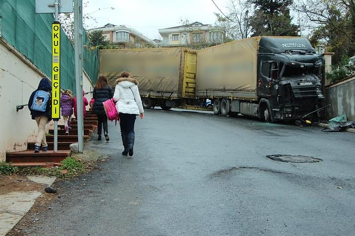 Kontrolünü Kaybeden TIR Sürücüsü Okul Duvarına Çarptı: 2 Kişi Ezilmekten Son Anda Kurtuldu