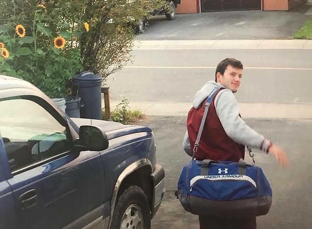 2. "Kardeşimi üniversiteye uğurlarken çektiğimiz son fotoğrafı. Alkollü araba kullanan birinin kurbanı oldu. Onu her gün özlüyorum."
