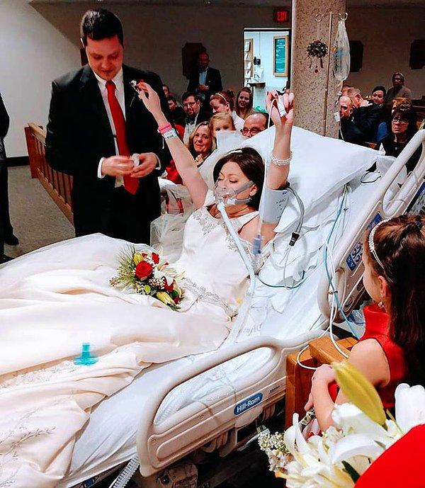 4. "Göğüs kanseriyle savaşan bir kadın hayatının aşkıyla evlendi. Bu fotoğraf 22 Aralık'ta çekildi, kadın hayatını kaybetmeden 18 saat önce. Hastanenin kilisesinde töreni yaptılar."