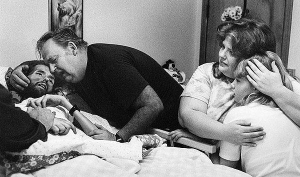 13. "1989 yılı, Ohio'daki baba ölüm yatağındaki oğlu David Kirby'i rahatlatmaya çalışıyor. AIDS'in gerçek yüzünü gösteren fotoğraf olarak kabul ediliyor."
