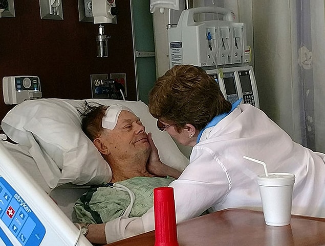 18. "Babama Giloblastoma tanısı konulduktan sonra annemle ikisi sessizce konuşuyor. Yarın babamı gömeceğiz, seni sonsuza kadar seveceğim baba."