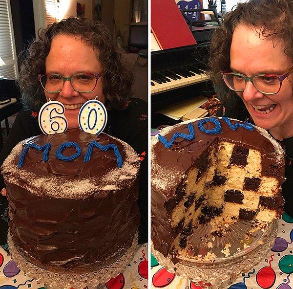 21. "Annemin çektiğim en son fotoğrafları. 60. doğum günü için ona satranç tahtası kek hazırladım, bayıldı. Bundan iki ay sonra, Noel'de bir anda komaya girdi ve asla çıkamadı."