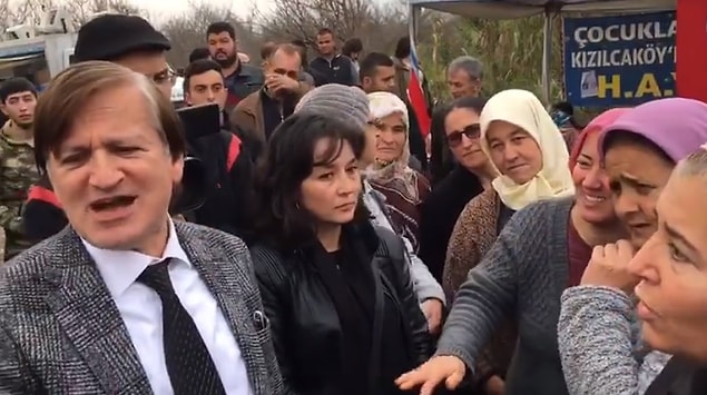 Vali yardımcısı ile vatandaş ardından geçen diyaloğun ardından bazı kişilerin de Arat'a 'Size deneyelim mi?' dediği videoda duyuldu.