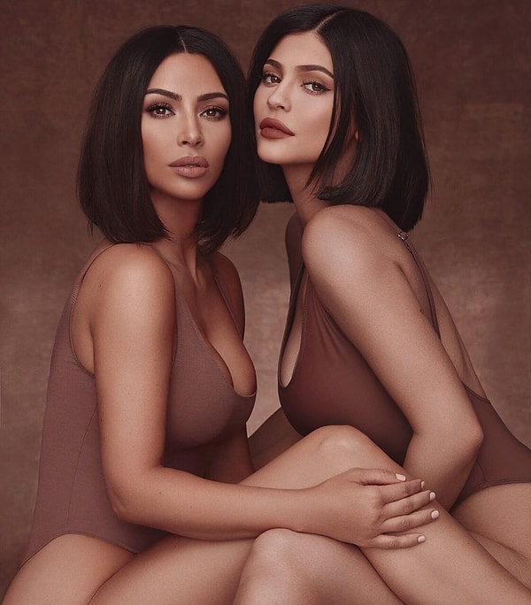 2. Kim Kardashian ve Kylie Jenner'ın yeni koleksiyon tanıtımlarında kollarının inceliği dikkat çekti.