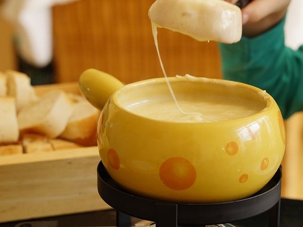 1. В какой стране впервые начали готовить блюдо под названием фондю?