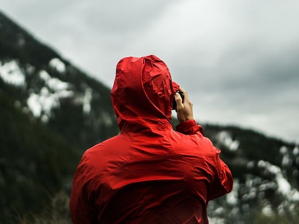 3. В какой стране изобрели дождевой плащ?