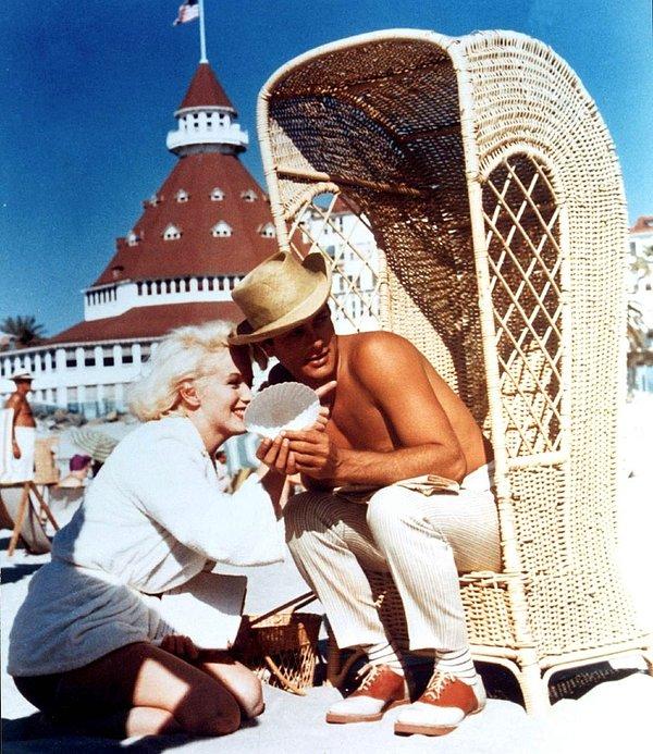 1. Bazıları Sıcak Sever setinde Marilyn Monroe ve Tony Curtis.