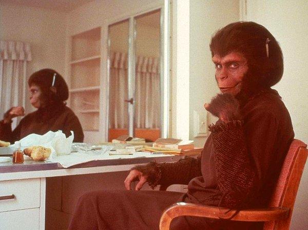 4. Maymunlar Cehennemi filmi setinde makyajı tamamlanmış bir şekilde bekleyen Kim Hunter.
