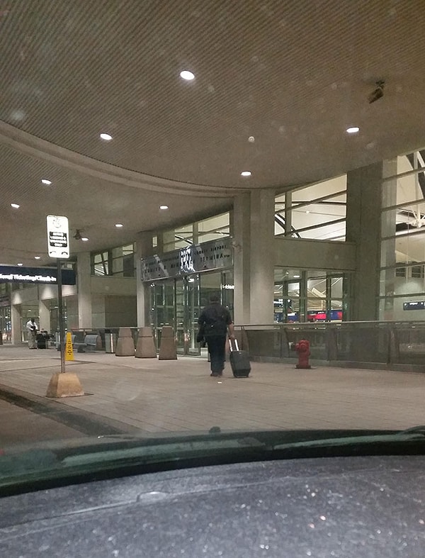 13. "Это последняя фотография моего мужа, которую я сделала, когда высадила его в аэропорту"