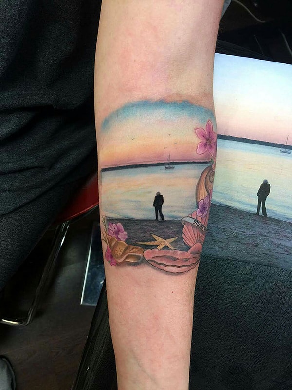 14. "Я увековечила последнее фото моей мамы, снятое мной, на своей руке"