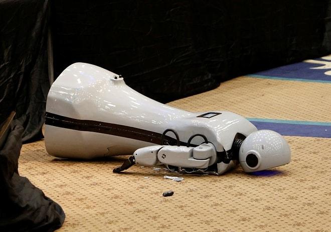 Konya'da Üretildi, 85 Bin Liraya Mâl Oldu: İnsansı Robot 'Mini Ada' Sahneden Düşerek Parçalandı