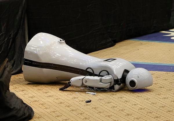85 bin TL'ye mal olan insansı robot kontrolden çıktı ve sahneden düştü.