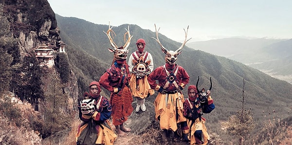 4. Танцоры в масках, Паро, Бутан
