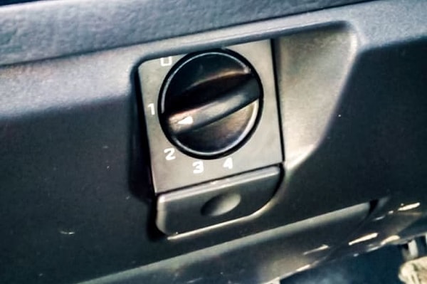 4. За что отвечает вращающаяся ручка рядом с рулём некоторых классических ВАЗ?