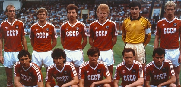 2. В каком году сборная по футболу СССР играла в финале Чемпионата Европы?