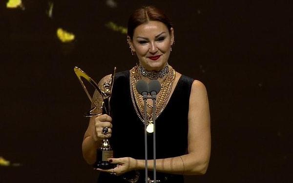 9. En İyi Komedi Dizisi Kadın Oyuncu: Pınar Altuğ