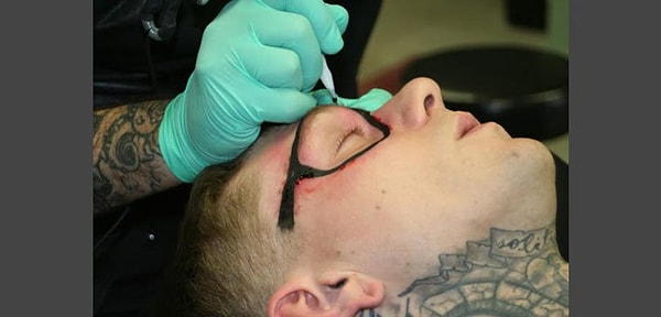 6. Дань моде, наверное. Что он сделает, когда очки не будут столь популярны?