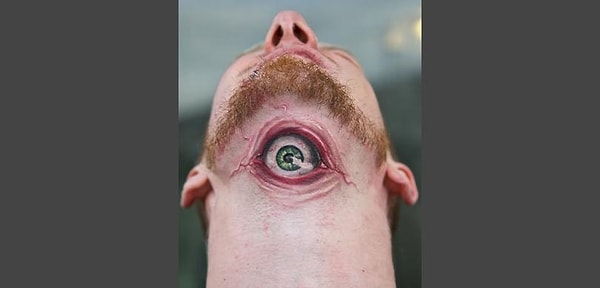 14. Его лучше не просить открыть люк в общественном транспорте