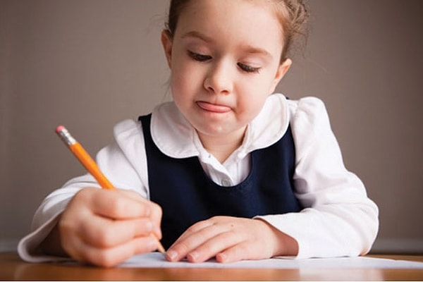 2. Публика в театре НЕИСТВОВСТВОВАЛА, вызывая актеров на бис. Правильно ли здесь написано выделенное слово?