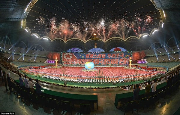 8. Фейерверк на закрытии фестиваля "Ариран", на котором ежегодно выступают гимнасты. Это один из крупнейших стадионов КНДР