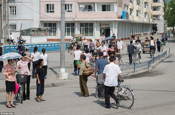 11. Солнечный день в промышленном городе Кэсон, неподалеку от границы с Южной Кореей
