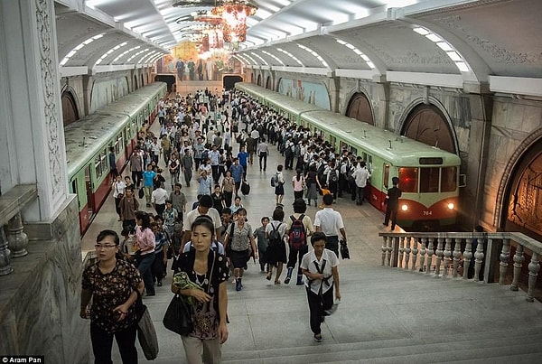 17. Метро Пхеньяна: на заднем плане школьники ждут поезда, чтобы отправиться в школу